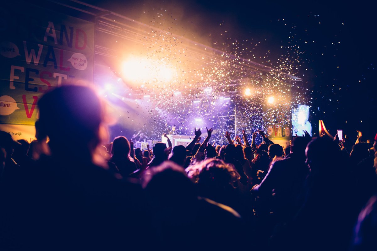 Strandwal's tweet image. Ieder zijn eigen reünie op het Strandwalfestival! Altijd al eens willen bijkletsen met voormalige klasgenoten, oude sportvrienden, voormalige koorleden, uit het oog verloren klaverjasvriendinnen of ex-collega’s? Lees snel verder! bit.ly/2zJ66Qz #strandwalfestival