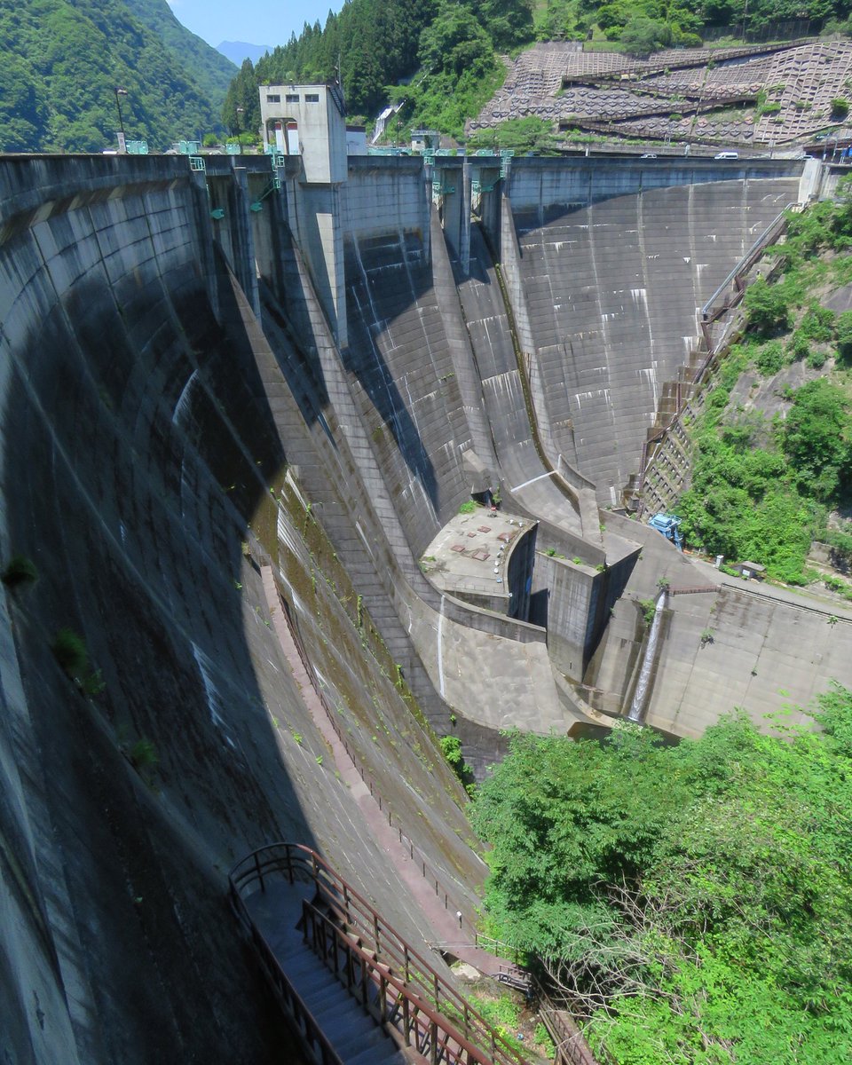 子持ち アッカーマン Pa Twitter 18 6 3 重力式アーチなのですり鉢状になっています 二瀬ダム 秩父湖 荒川水系 荒川 重力式アーチダム 国土交通省 埼玉県 秩父市 ダム ダム湖 ダム巡り ダムマニア ダムカード 堰 堰堤 水門 土木 Dam