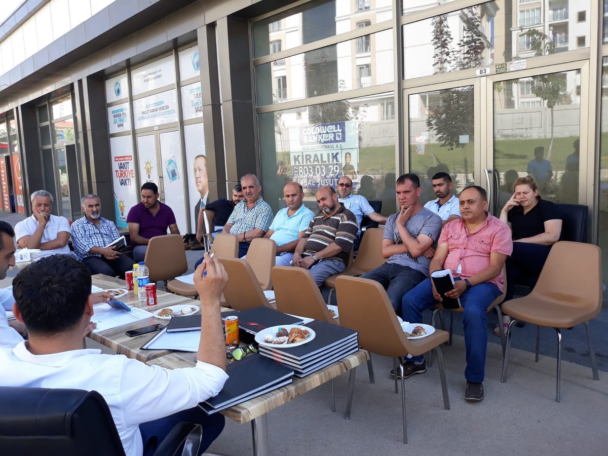 654 ada Ticari 1.Yönetim kurulu ve personelleri tarafından site sakinleri ile tanışma ve bilgilendirme  toplantısı yapılmıştır.@EmlakKonutGYOAS <a href="/HasanDurhat/">Hasan Durhat</a> @Emlakisletmeler <a href="/AlicanOzpolat/">Alican Özpolat</a>