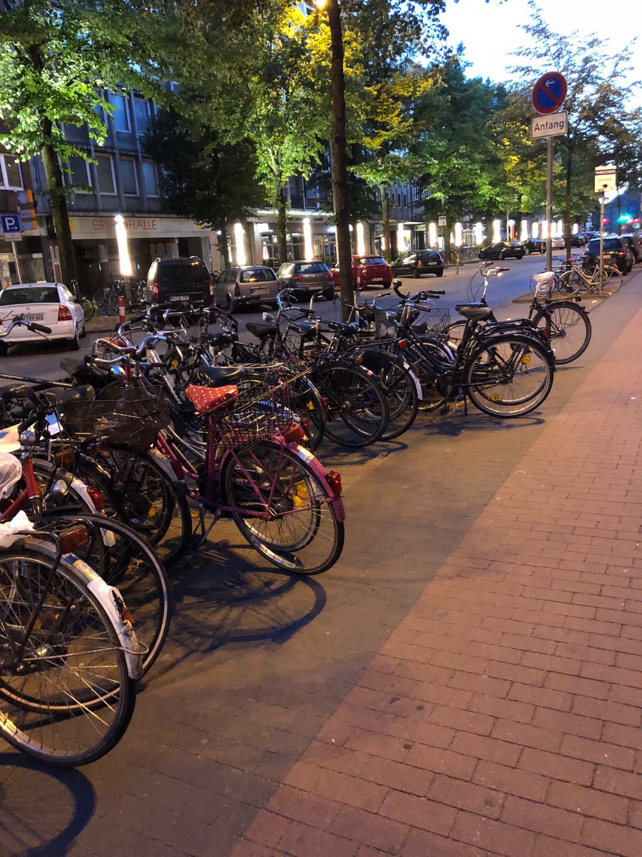 Leider Alltag in der #fahrradstadt #Muenster: Genug Parkplätze für PKW, keine Stellplätze für Fahrräder an HBF 😢