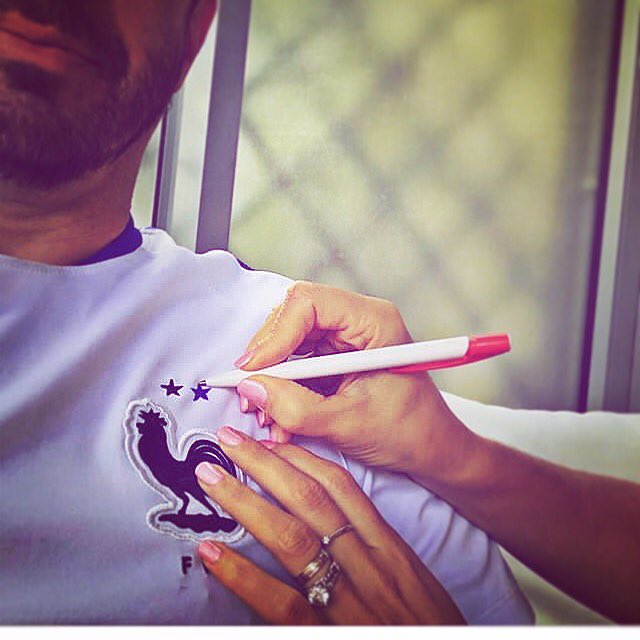 FABIENNE_CARAT's tweet photo. Quand on ne peut pas attendre de trouver un tee-shirt avec la 2e étoile ⭐️⭐️
#2eetoile #artist 🖊#forfriend 🔵⚪️🔴 #championsdumonde #football #equipedefrance 
😂😘🙌⚽️🇫🇷👏 https://t.co/Ypg8T9jAXu