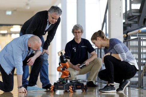 Presentation of the #greenpaper: #Digitization in small &amp; medium-sized #business <a href="/_KMUdigital/">IBH-Lab KMUdigital</a> – Politics, staff and law 
zu.de/veranstaltunge…