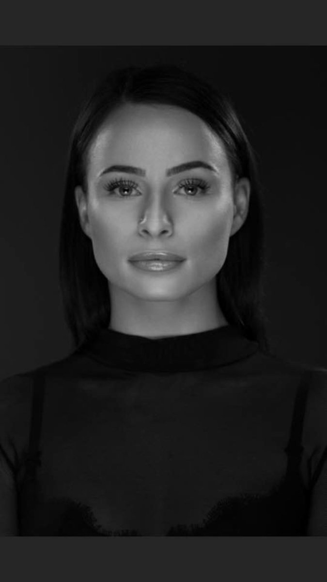 WHardingham's tweet image. So proud of this girl right now...she’s only gone and bagged herself a First Class Honours Degree in Dance 💃 Well done to our beautiful talented daughter 🙌💗🎓 xx