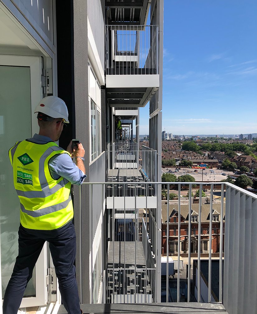 Farrells's tweet photo. Peter Barbalov admires the progress at #HorizonBuilding
#Farrells #FarrellsArchitects #Construction #Progress #Team #LondonArchitecture #TheHorizonBuilding #HorizonBuilding #Ilford @uandiplc https://t.co/qWjzGCoUS0
