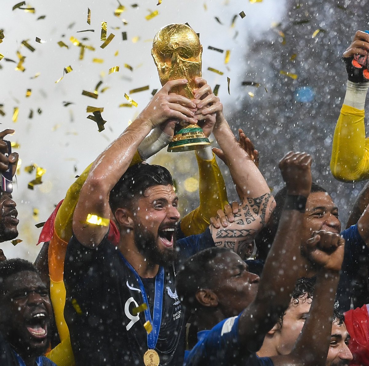 ChelseaFC's tweet photo. World champions! 🏆 @nglkante @_OlivierGiroud_ 

#MondayMotivation https://t.co/3rmrnGTNS6