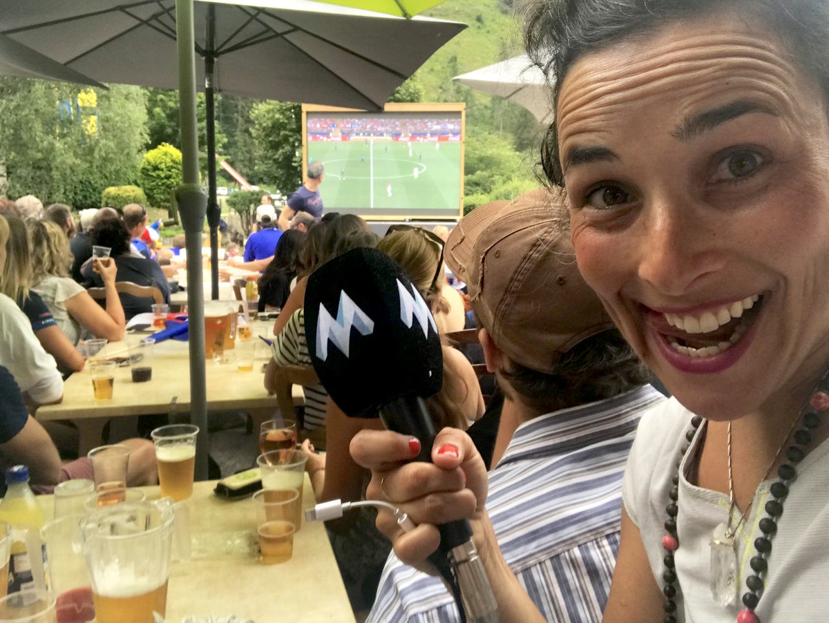 RadioMontBlanc's tweet photo. [#MicroTrottoir]
Jessica a supporté les #Bleus depuis les #Planards à @Chamonix_France 🇫🇷
Revivez la victoire comme si vous y étiez 👉 https://t.co/j5ofepvAoW https://t.co/lsQSGCWRkm
