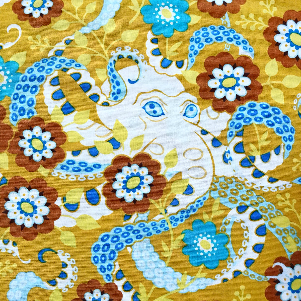 Loving this print from  #hellolove by @heatherbailey for @freespiritfabrics 

We have layer cakes of this line available in the shop, and now we’re adding in some yardage! Keep an eye out for it!
#fabricplease #freespiritfabrics #octopusesgarden #modernfabrics #onlinefabricstore