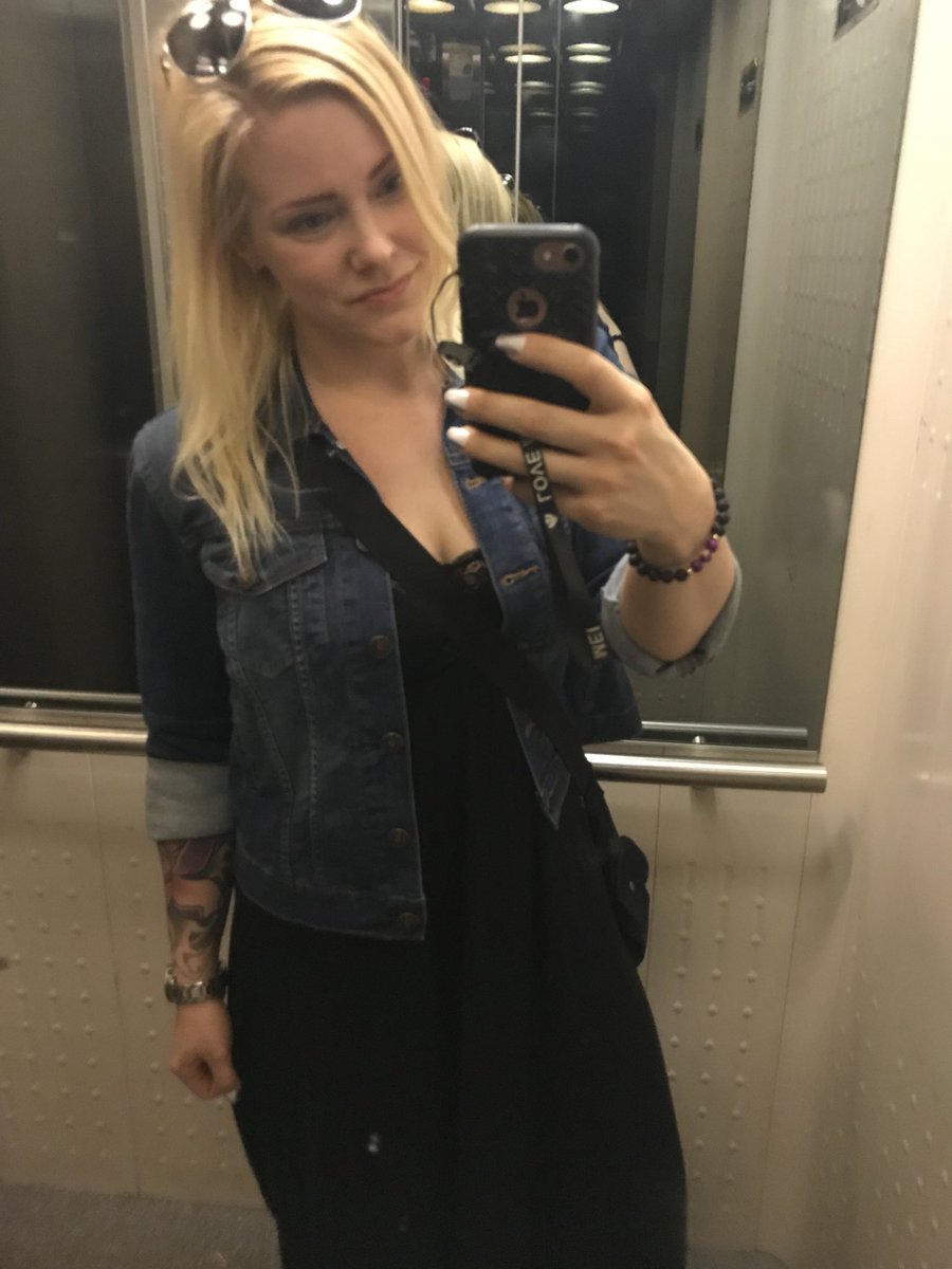 kasibusiness's tweet photo. I asked my son if I had to be an adult today ☺️
He said ”Yes, at least a little” 🙈😅

So this is me #adulting and running errands 😁
In ”normal” clothes! 😱

#momlife #alwayscomfy https://t.co/hyeRJptabZ