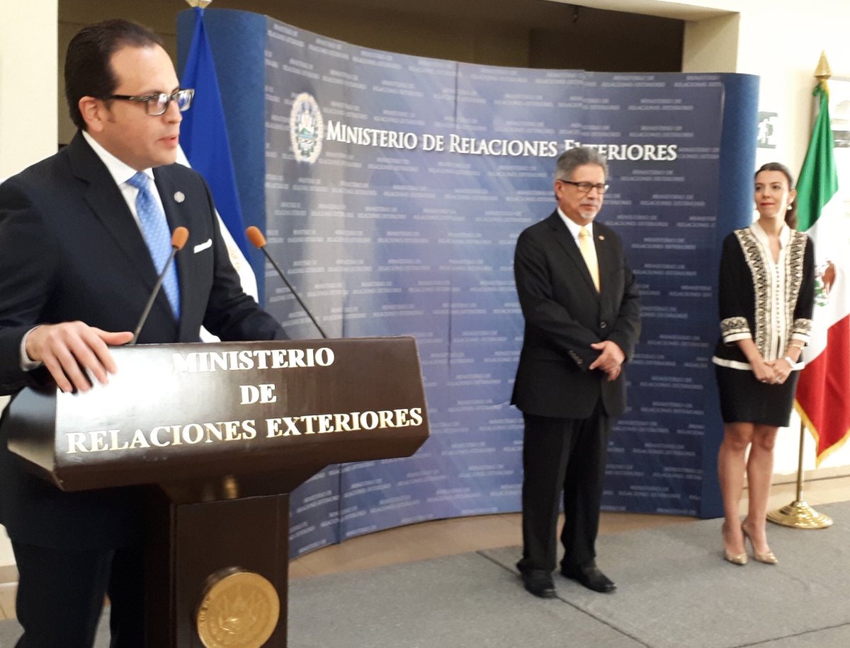 golumen's tweet photo. Un altísimo honor recibir esta condecoración por parte del Gob de #ElSalvador. Tengo la firme convicción de que la #CooperaciónInternacional y la #DiplomaciaCultural son instrumentos fundamentales del quehacer diplomático, que forjan y dan identidad a nuestra relación bilateral https://t.co/1w5POUN4H1