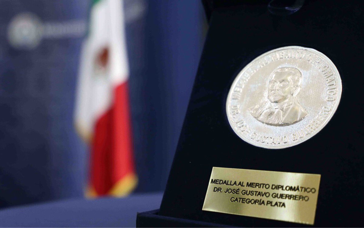 golumen's tweet photo. Un altísimo honor recibir esta condecoración por parte del Gob de #ElSalvador. Tengo la firme convicción de que la #CooperaciónInternacional y la #DiplomaciaCultural son instrumentos fundamentales del quehacer diplomático, que forjan y dan identidad a nuestra relación bilateral https://t.co/1w5POUN4H1