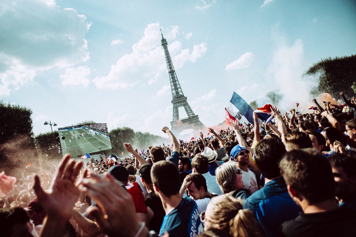 jonathanbertin's tweet image. Hier était un jour historique ! J’en ai profité pour emmener mon appareil et marquer ce moment avec quelques clichés. CHAMPIONS DU MONDE ET DEUXIÈME ÉTOILE PUTAIN, VIVE LA FRANCE🔥🇫🇷

ig: jonathanbertin