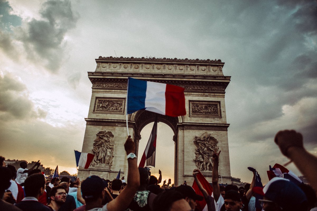 jonathanbertin's tweet image. Hier était un jour historique ! J’en ai profité pour emmener mon appareil et marquer ce moment avec quelques clichés. CHAMPIONS DU MONDE ET DEUXIÈME ÉTOILE PUTAIN, VIVE LA FRANCE🔥🇫🇷

ig: jonathanbertin