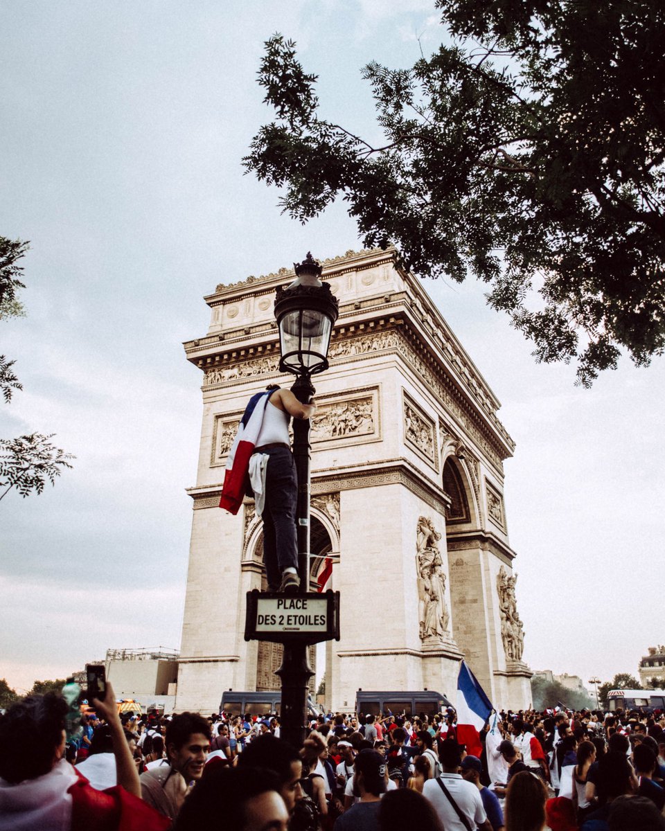 jonathanbertin's tweet image. Hier était un jour historique ! J’en ai profité pour emmener mon appareil et marquer ce moment avec quelques clichés. CHAMPIONS DU MONDE ET DEUXIÈME ÉTOILE PUTAIN, VIVE LA FRANCE🔥🇫🇷

ig: jonathanbertin