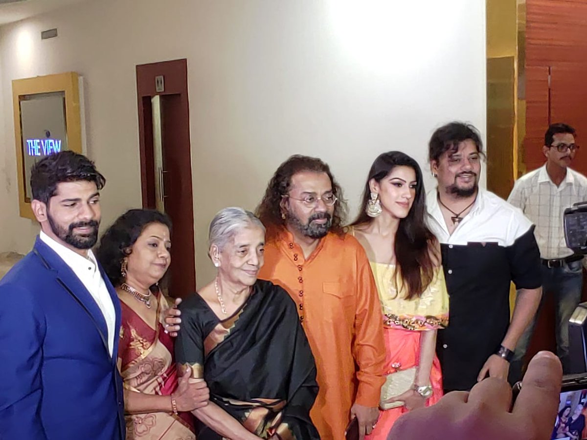 boxofficeindia's tweet photo. In Pictures: @SingerHariharan, @KaranHariharan, #AkshayHariharan #Vishalbharadwaj, #AmeetaParsuram and others at the launch of #Hariharan's new song, #Afsaane.

@IamSandeepaDhar https://t.co/mvZtZXDXZ9