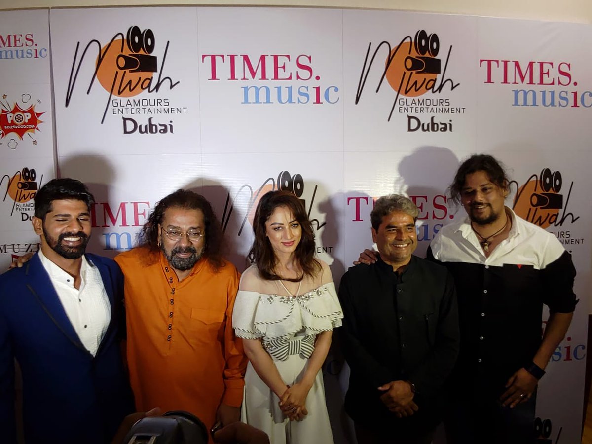 boxofficeindia's tweet photo. In Pictures: @SingerHariharan, @KaranHariharan, #AkshayHariharan #Vishalbharadwaj, #AmeetaParsuram and others at the launch of #Hariharan's new song, #Afsaane.

@IamSandeepaDhar https://t.co/mvZtZXDXZ9