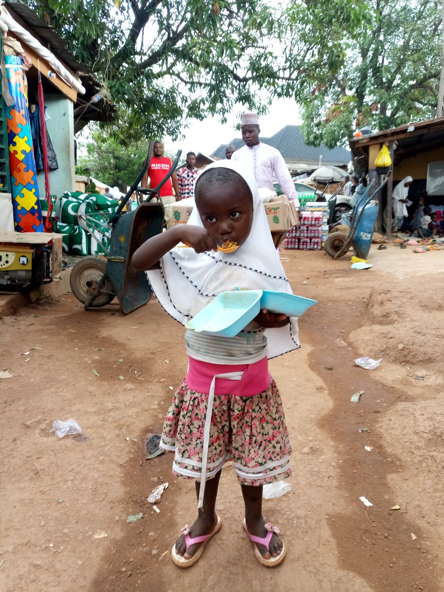 AhamRochasFDN's tweet photo. Putting smiles on faces and feeding the hungry is all the #FeedAFriend initiative is about.
Together we can make sure no one goes a day without food.
#TogetherToEndHunger #OneHomeOneWorld #LoveIsSharing #AROFDN https://t.co/cCqm960pJS