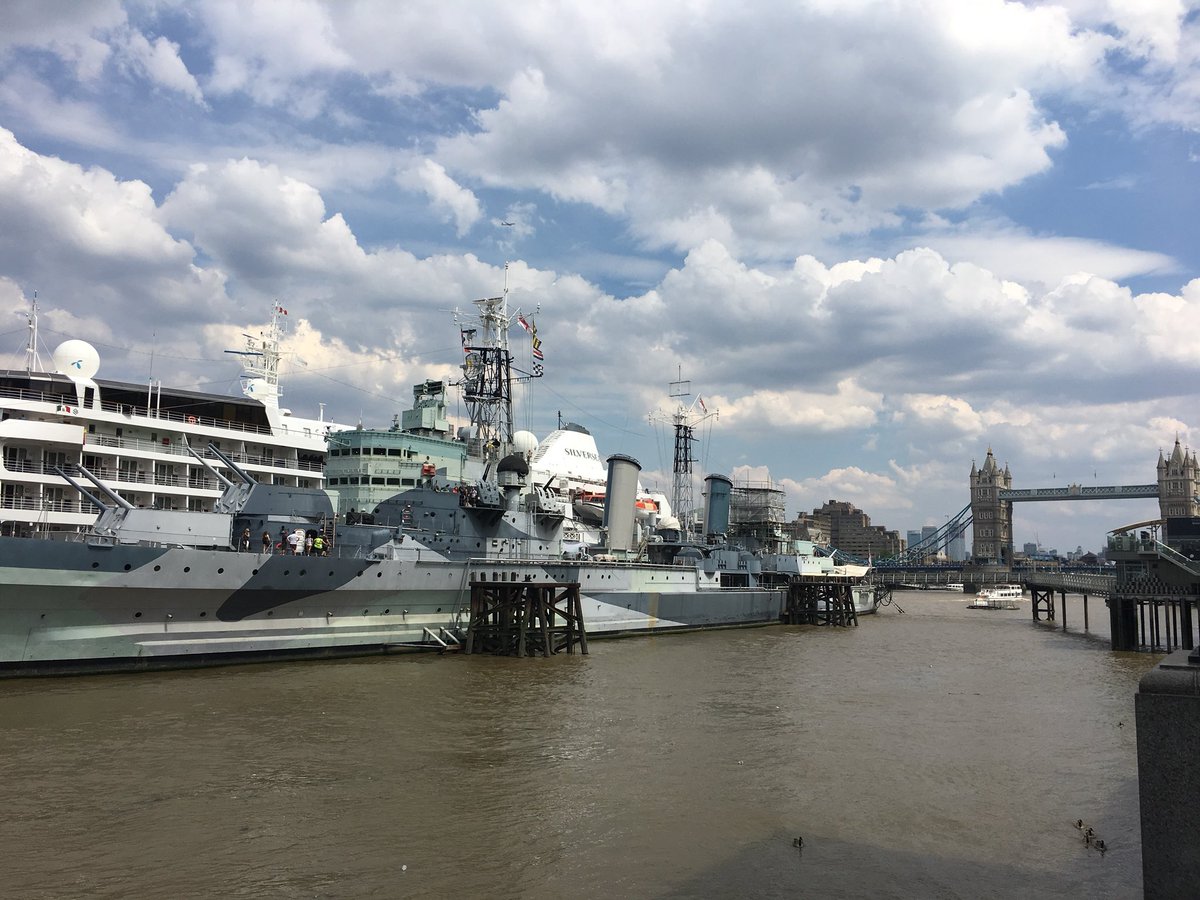 When you live in #london, you get writing backdrops like this... 😍😍 #amwriting #livefromlondon #thames #londonbridge #haysgalleria