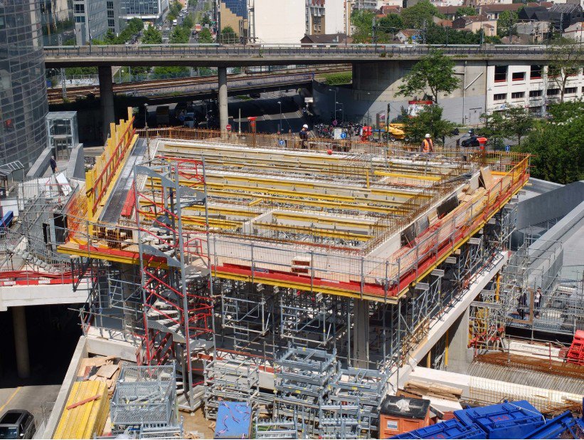 urw_group's tweet photo. Lancée en 2017, la construction de la #TourTrinity sera achevée en 2019. @URW_Group est fier d'avoir collaboré avec Cro & Co Architecture sur un projet alliant prouesse architecturale et haute qualité environnementale
#futureofwork #thenewartofworking
https://t.co/4b5SVefW1l https://t.co/iOucZjFzSF