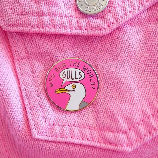 OMGGGG look who is FINALLY back in stock 😱😱😱 To celebrate these guys are £1 off for 24 hours only 😎 Offer ends at 2:22pm tomorrow 😉 .
.
.
#hellododo #whoruntheworldgulls #pingame #pingamestrong #feministpin #feministpins #etsyuk #indierollercoast… ift.tt/2Js9aQy