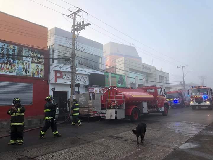 CyberMasterZeus's tweet photo. #Quintero: Imágenes del trabajo de Bomberos Quintero para controlar incendio ocurrido esta mañana en el 2º piso del local comercial "Pasaje 8". Emergencia superada https://t.co/aEmRphKtJ0