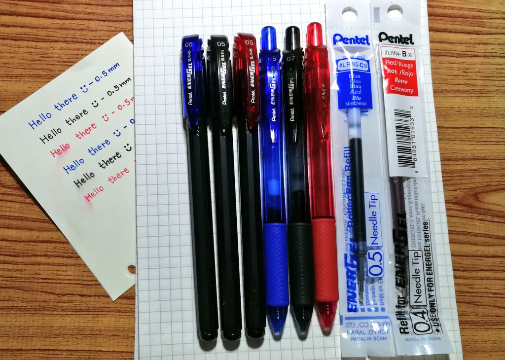 ⠀
ชอบสุดละ Pentel EnerGel เขียนดีเขียนลื่นเขียนสมูท มีทั้งแบบกดและฝาปิด ซึ่งมันสามารถเปลี่ยนไส้ได้ทั้งคู่ (ตอนแรกคิดว่าเปลี่ยนได้เฉพาะแบบกด 😂) ใช้ไส้รุ่นเดียวกันเลยคือ #LRN ราคา~฿22 หมึกไม่กันน้ำ เวลาโดนน้ำ(แล้วรีบเช็ด)ก็จะเลอะๆหน่อยแบบในรูป #รีวิวเครื่องเขียน #รีวิวปากกา