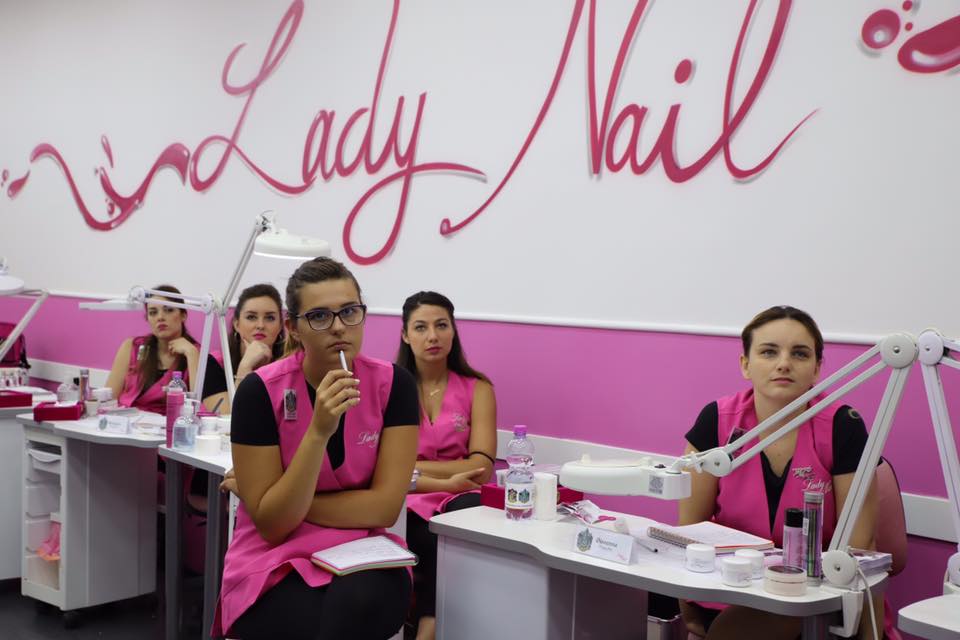 LadyNail_it's tweet photo. #Campus2018 #LadyNail #Day1 Ha avuto inizio oggi l'evento formativo più atteso! Le 28 fortunate allieve hanno incontrato per la prima volta 2 dei 5 #NailMaster internazionali di questa edizione con i quali proveranno ad acquisire nuove competenze e l'ambito titolo di #master. https://t.co/Z8F3E8FVwj
