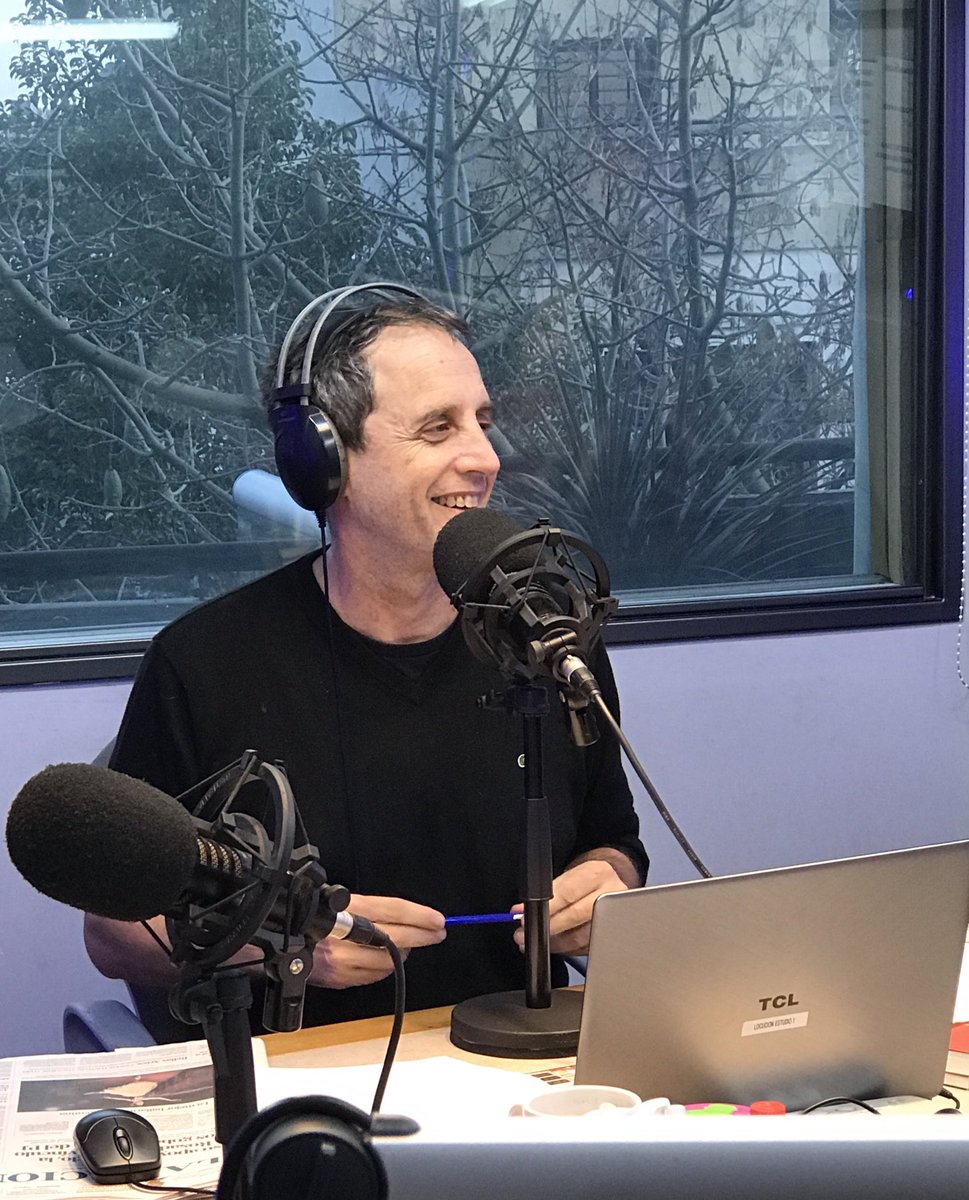 Myria_web3's tweet photo. Bienvenidos. Feliz comienzo de semana! En #RCV899 iniciamos la mañana con @ertenembaum haciendo #YAQPA. Hasta las 10:15 hs prendete al mejor equipo de los últimos 50 años! 😏Escúchanos en https://t.co/ISFXSdTbIA https://t.co/T2bnkiITxe