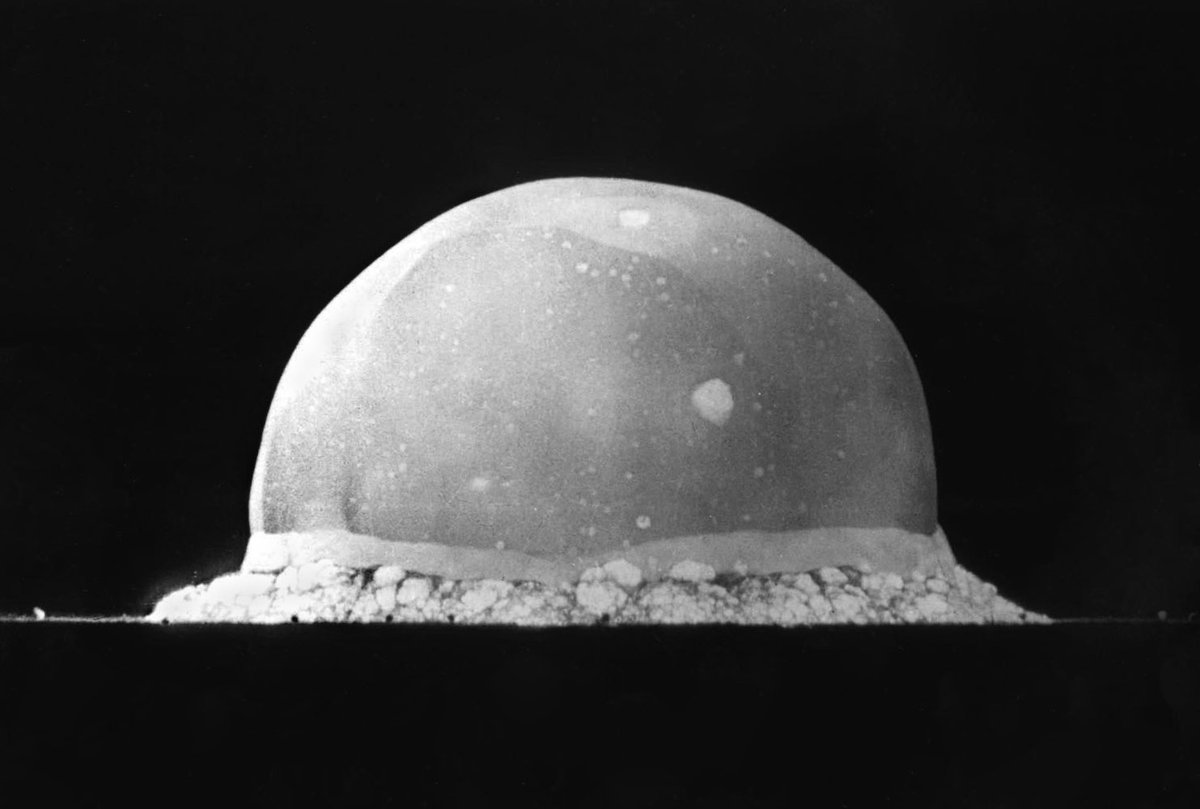 NikeSkywalker's tweet photo. The #Nagasaki plutonium fission bomb. The #asimmetry of half sphere detonation section is expression of the shell nuclear debries! Multi fission explosions in #Alamogordo #NewMexico 16 July 1945 first nuclear strike. https://t.co/NoKujghzom