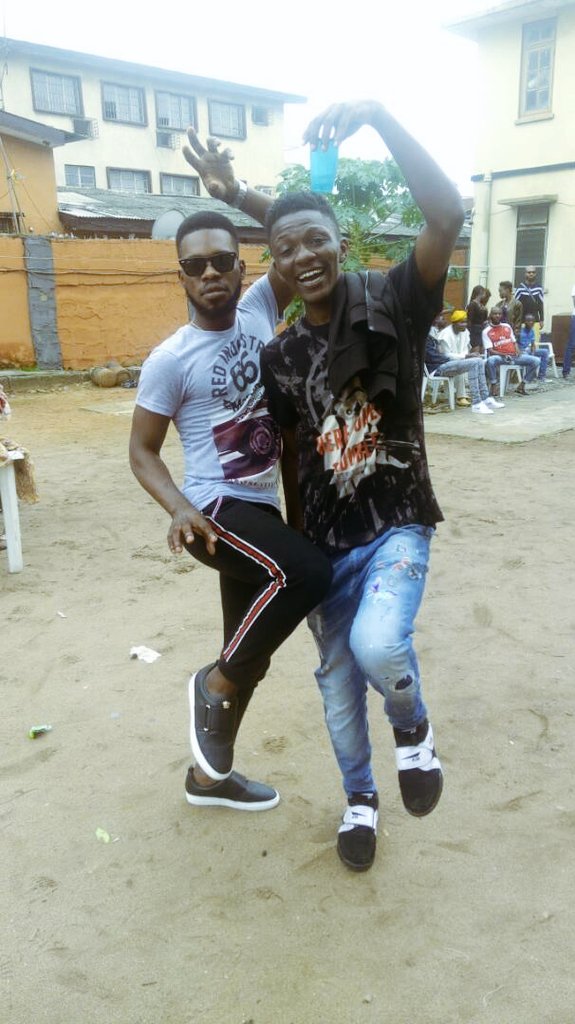 _DJFIZZY's tweet image. With the man him self @BRODAshaggiNG Oya hit Us #TheUnstoppableDJ #RubyLearnshii