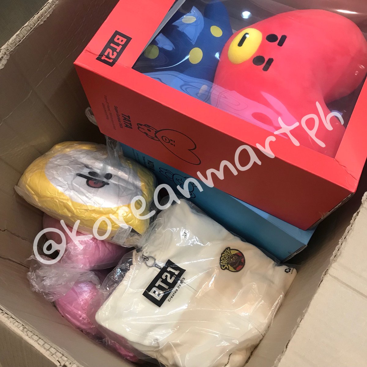 koreanmartph's tweet photo. ✨BT21 MERCH BATCH 2✨
The box has finally arrived~ Will start sorting them out tonight and another confirmation email will be sent in your emails sometime tomorrow. Thank you! 💖
#KMPH_Updates https://t.co/fIYnSSunOC