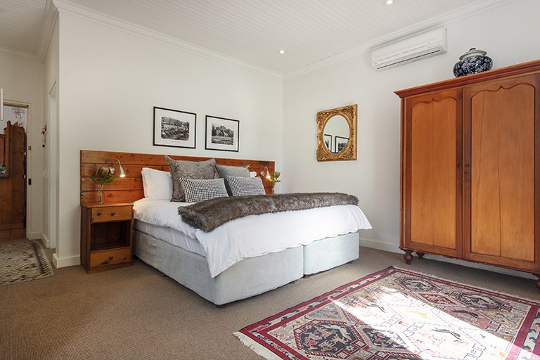 22dielaan's tweet image. In one of our rooms we have an EXTRA LENGTH King Size Bed, should you need it.
#22dielaan #extralength #kingsizebed #comfort #luxury #guesthouse #visitstellenbosch