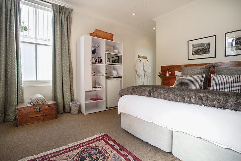 22dielaan's tweet image. In one of our rooms we have an EXTRA LENGTH King Size Bed, should you need it.
#22dielaan #extralength #kingsizebed #comfort #luxury #guesthouse #visitstellenbosch