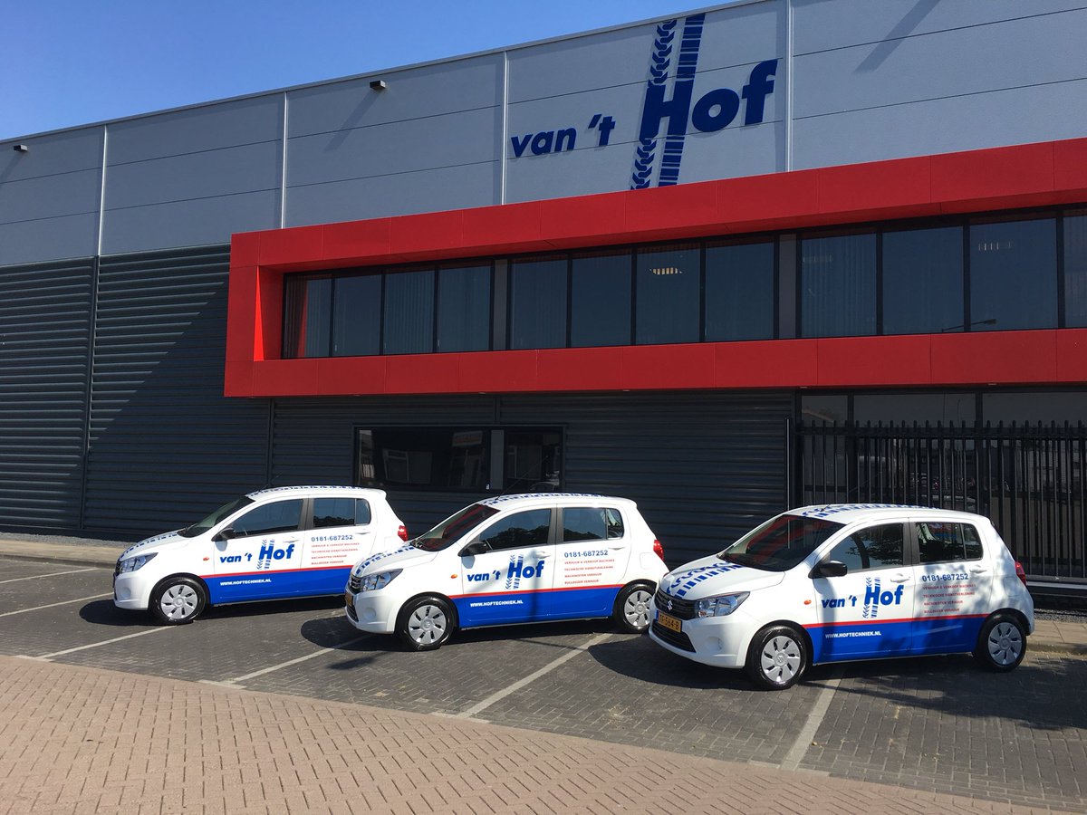 Hoftechniek's tweet photo. 3 van onze machinisten blij gemaakt met een nieuwe auto. Mooie reclame erop verzorgd door #LBDesign 
We wensen de jongens een hoop veilige kilometers toe. https://t.co/aCNqTPCdL2