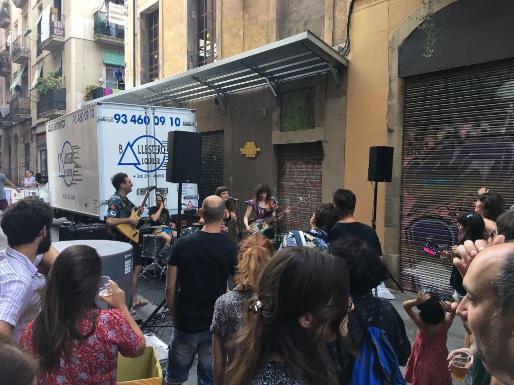Gran cap de setmana de #festamajor al #Raval. Orgull de barri actiu amb veïnat compartint dinars i celebrant plegats. Felicitats a totes!!  #fmraval <a href="/kn60lab/">KN60lab</a> <a href="/DialegsDeDona/">DialegsDeDona</a> @Accio_R_Amalia <a href="/taumedFT/">Taula Mediació FT</a> <a href="/salvemelsantpau/">Gimnàs Social Sant Pau</a> <a href="/acfreedonia/">Freedonia</a>