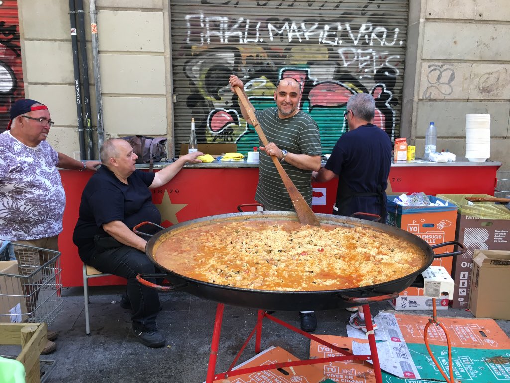 TotRaval's tweet photo. Gran cap de setmana de #festamajor al #Raval. Orgull de barri actiu amb veïnat compartint dinars i celebrant plegats. Felicitats a totes!!  #fmraval @kn60lab @DialegsDeDona @Accio_R_Amalia @taumedFT @salvemelsantpau @acfreedonia https://t.co/qlzj5b6HYC