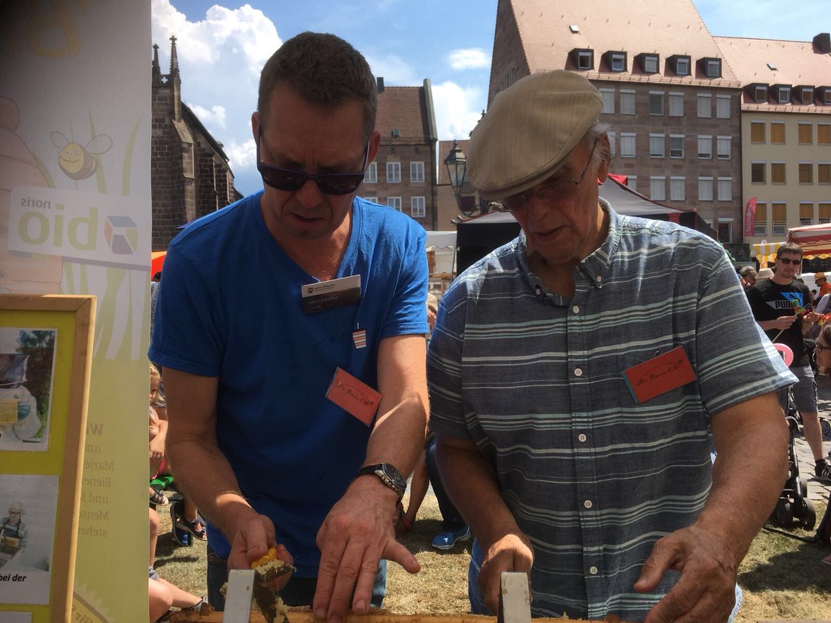 Am Entdeckeln auf dem Hauptmarkt mitten in Nürnberg.