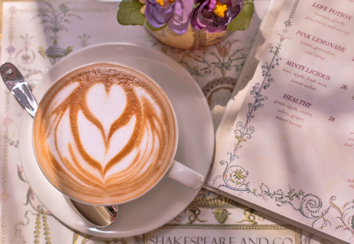 Shakespeare and Co tweet media