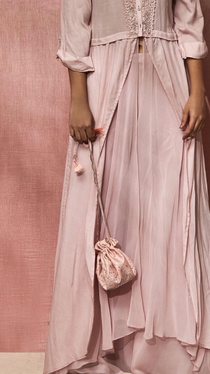 SolteeUK's tweet photo. It’s all about the details with us at Soltee UK, whether that outfits, styling or even customer service. We thrive off  fine detailing. #soltee #solteeuk #fashion #designer #wedding #bridal #MondayMotivation #detailing #styling #weddingvibes #resort2018 https://t.co/S1UpWmHFPa