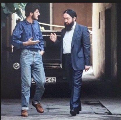 kozluklufuat's tweet photo. Adnan Oktar ve suç örgütü hakkında merhum Cumhurbaşkanı Turgut Özal'ın eşi Semra Hanım'ın bildiği şeyler olduğunu düşünüyorum. Oğlu Ahmet Özal'ın kurucusu olduğu Kanal 6 televizyonunda 3 gün duyurusu yapılan Oktar dosyasının yayınından şantaj nedeniyle mi vazgeçmişlerdi acaba? https://t.co/Mnrap9Cjf4