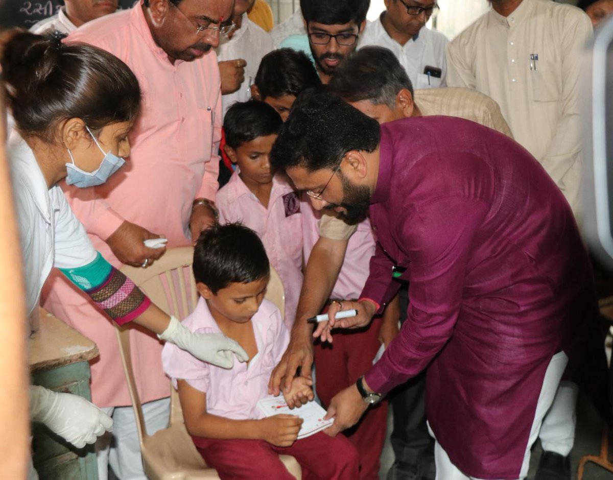 IshwarParmarMLA's tweet photo. ઓરી-રૂબેલા રસીકરણ અભિયાન અંતર્ગત ડીસા નગરપાલીકા વિસ્તારમાં રસીકરણ અભિયાન કાર્યક્રમમાં હાજરી આપી. રાજ્યના સૌ નાગરિકો, વાલીઓ, શાળાઓ તેમજ સ્વૈચ્છીક સેવા સંસ્થાઓ અભિયાનમાં સક્રિયતા દાખવી રાજ્યના ૯ મહિનાથી 15 વર્ષ સુધીના બાળકને ઓરી અને રુબેલા જેવા રોગોથી રક્ષણ આપવા રસી ચોક્ક્સ મુકાવશો https://t.co/I28zd1w5iB