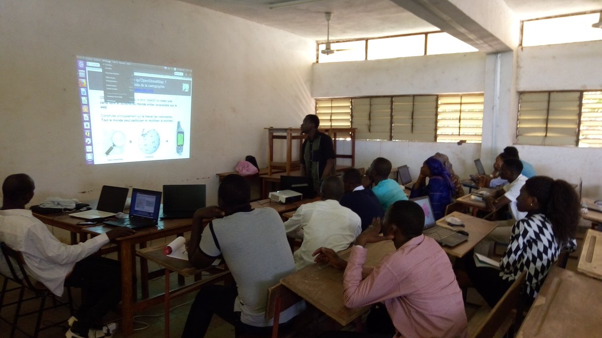 Honorable_Nath's tweet photo. Début de 5jours de sessions de formation en #CartographieNumerique Libre &amp; #SIG à l'endroit d'étudiants en #Géologie &amp; #Géographie à la #FST sous la direction de @absaliou #VIF2018 @OIFfrancophonie @ProjetEOF #LesLibresGeographes 
@OSM_Mali @hotosm @osmafrica
#ActionOSM_FST2018 https://t.co/FBzDzm0F1C