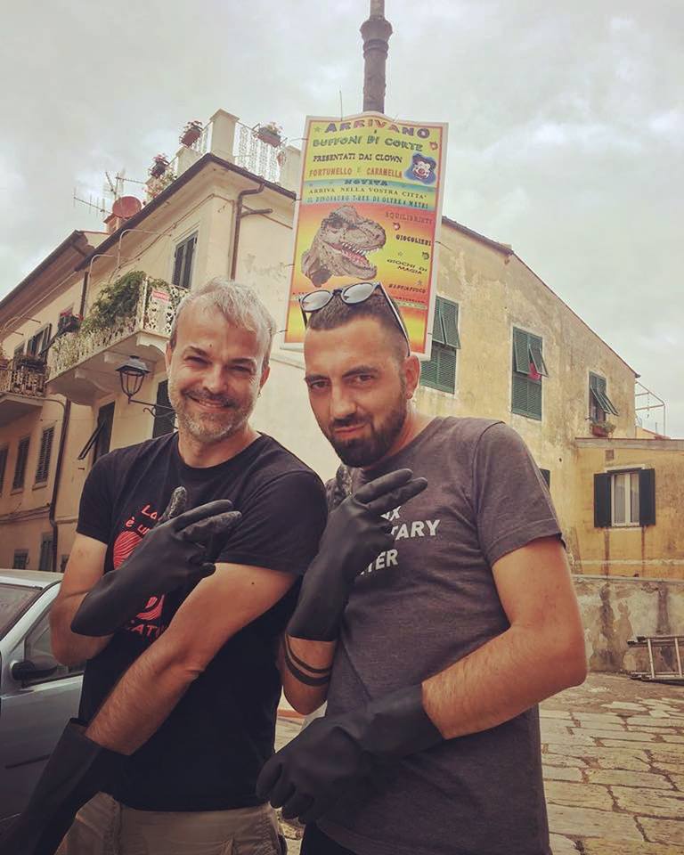 A Rio stamattina inizia l'allestimento di #livesinlimbo con <a href="/francescopisti/">Francesco</a> e <a href="/marco_belli75/">Marco Belli</a> 
.
.
.
.
#photo #elbabookfestival #stayhuman #book #rionellelba #migranti #photography #leggo #elba #fotografia #installazione #art #arte #strada #street #streetphotography <a href="/elbadelvicino/">L'Elba del Vicino</a>