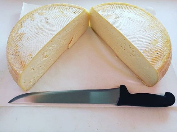 #VisitVeneto oggi vi accompagna negli alpeggi del #MonteGrappa, dove il profumo intenso del #Morlacco stuzzica l’appetito. Impossibile resistere ad un assaggio di questo formaggio d’eccellenza tutelato dal #PresidioSlowFood bit.ly/2vBWU96 (foto IG bottybotty)