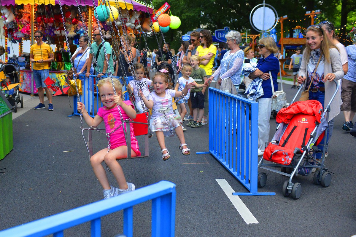 ParkHilaria's tweet photo. Waaghalzerij en plezier in het leukste tijdelijk pretpark van Nederland: Park Hilaria. Ruim 1 kilometer attracties, terrassen en diverse live-optredens. Van 3 tot en met 12 augustus 2018!
#parkhilaria #eindhoven #plezier https://t.co/sJ5NG501Pb