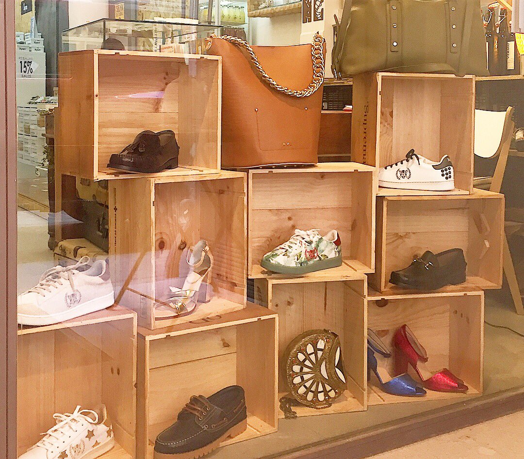 san_market's tweet photo. Nuestro nuevo escaparate va de pieles y de pies y de calzado bueno y cómodo y de complementos chulos y de moda hecha en España.. @castellanisimos @leie_es @xyonrevolution @avgbolsos @apparentiaofficial #fashion  #moda #calzado #bolsos #barriodelasletras #sanpedromarketmadrid https://t.co/9EFRBaX04K
