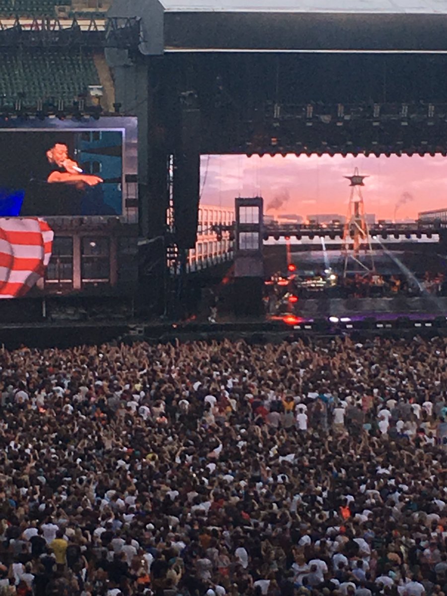 linz016's tweet photo. Nothing will ever top last night like ever ๐๐๐ฅ๐ฅ๐๐ป๐๐ป ...I donโt wanna go home ๐ญ #REVIVALTOUR #RevivalEuropeanTour #twickenhamstadium #London #EMINEM #50CENT #EdSheeran #2chainz #Royceda95 #skylargrey https://t.co/Y7yzw75aso