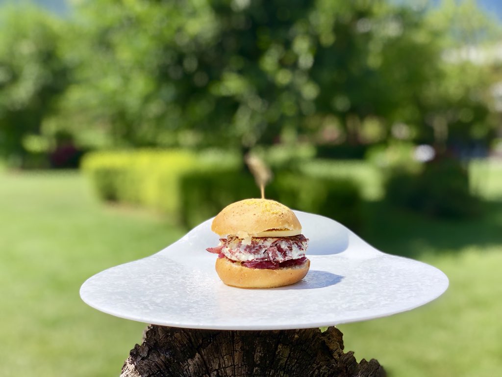 “La #Valtellina in un 🍔”
🥖al grano saraceno e 🌽, Ricotta d’alpe, Mostarda di cipolle, Pesteda, 🍏 di valtellina igp e Bresaola. <a href="/LaFiorida/">La Fiorida</a>
🗓 Giovedì 19 Luglio, festeggiamo 20 anni del "Consorzio di Tutela della Bresaola di Valtellina" 
📍 piazza cavour 10, Sondrio, ore 19.00