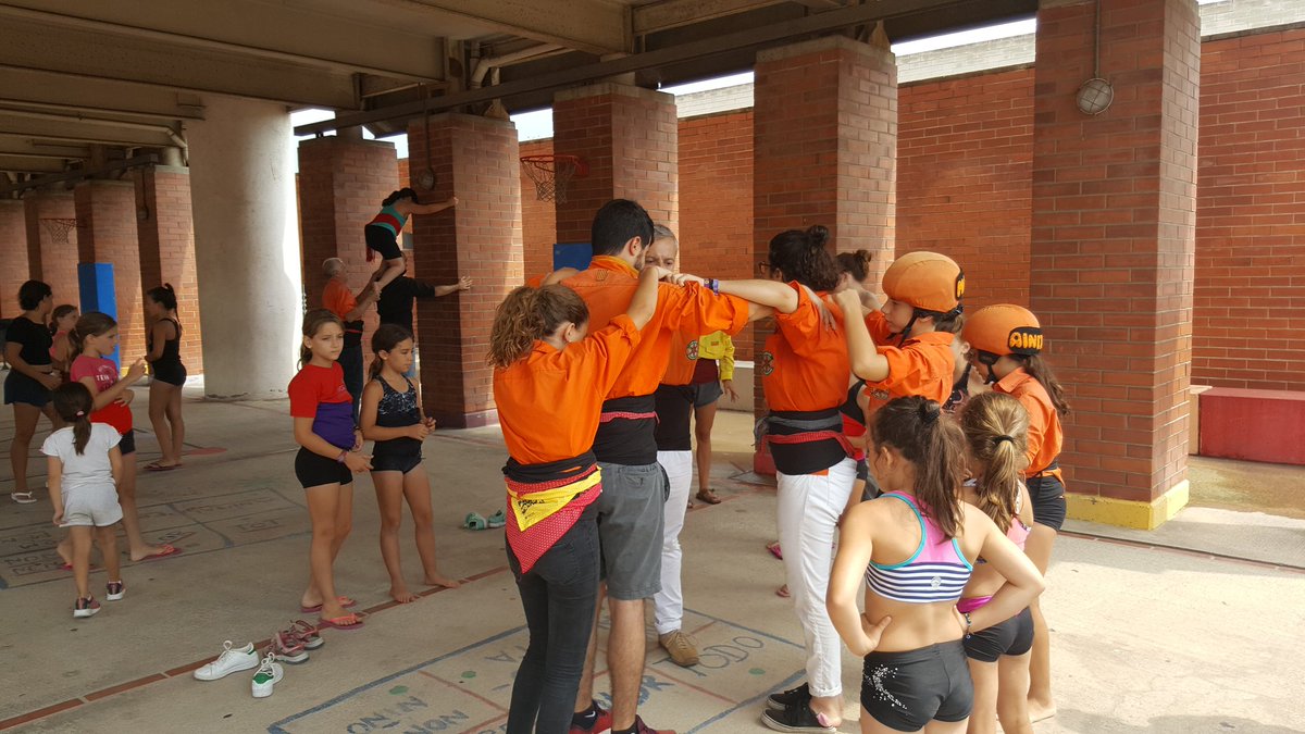 carallots's tweet photo. Avui taller a l'escola El Rocio amb els infants del #Vigym unes cracks!
Ens veiem aviat! #castellers https://t.co/zqXGjJDWXJ