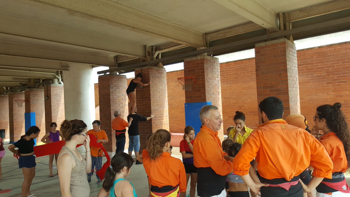 carallots's tweet photo. Avui taller a l'escola El Rocio amb els infants del #Vigym unes cracks!
Ens veiem aviat! #castellers https://t.co/zqXGjJDWXJ