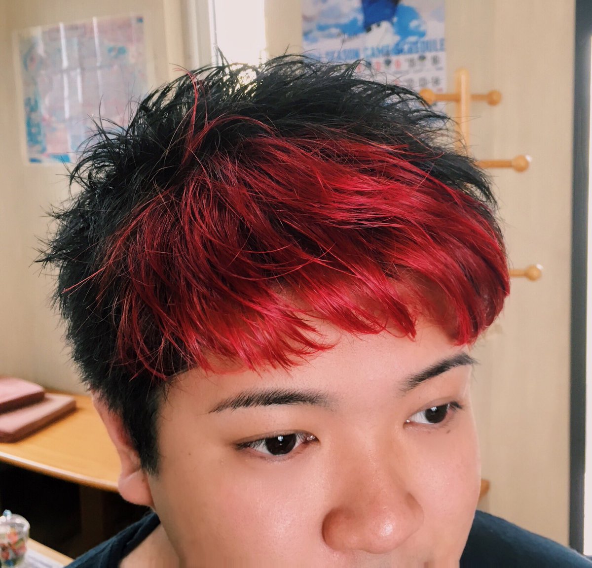 マジシャンごっちん そういえば 北海道帰ってきて 行きつけの床屋 髪切虫 にいってきて 散髪とカラーリングをしてきましたー いい感じの赤に染まったし 新しいカラートリートメントも貰って ルンルン気分ですー